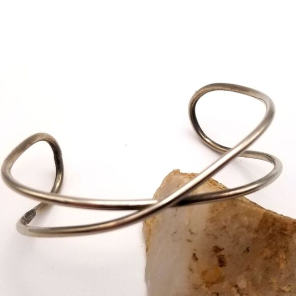 Eternity twist cuff bracelet. B435 - Picture 1 of 2